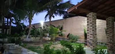 Um jardim no exterior de Casa de veraneio