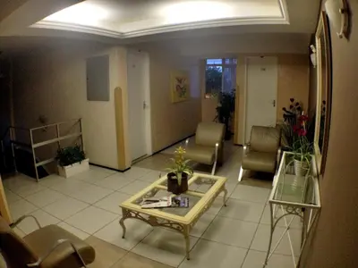 Uma área de estar em Raio de Sol Praia Hotel