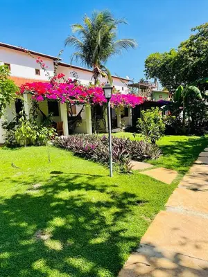 Um jardim no exterior de Pousada Villa Caju