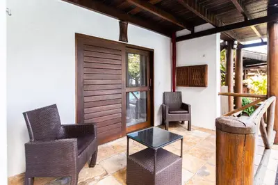 Uma área de estar em Duro Beach Hotel