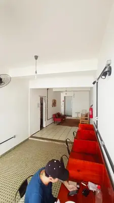 Uma área de estar em Albergaria Hostel