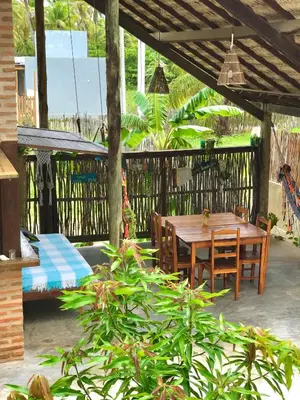 Um jardim no exterior de Pousada kaz'oca