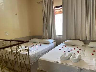 Uma cama ou camas num quarto em LINDO CHALÉ NO CENTRO DE GUARAMIRANGA