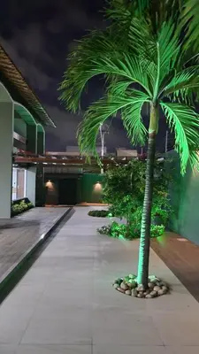 Um jardim no exterior de Pousada Costa Marina