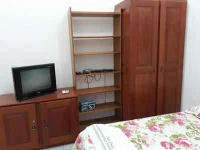 Uma televisão e/ou sistema de entretenimento em Casa 2 Quartos Mobiliada Cambeba - Com Garagem
