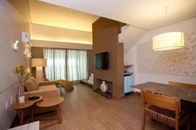 Uma televisão e/ou sistema de entretenimento em Carmel Charme Resort