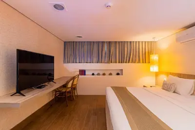 Uma televisão e/ou sistema de entretenimento em Carmel Charme Resort