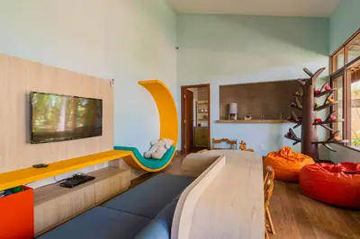 Uma área de estar em Carmel Charme Resort