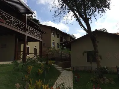 Um jardim no exterior de Guaramiranga Apart Monte Verde