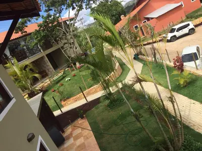 Um jardim no exterior de Guaramiranga Apart Monte Verde