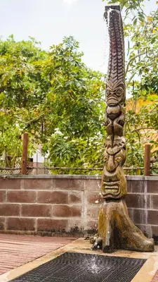 Um jardim no exterior de Kanaloa Pousada