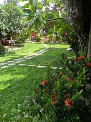 Um jardim no exterior de Pousada Vale do Luar