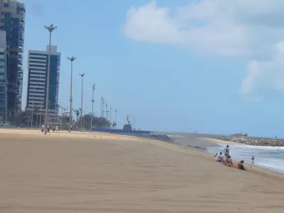 Uma praia em ou perto das estalagens