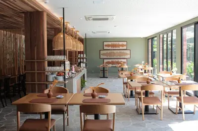 Um restaurante ou outro lugar para comer em Pauli Boutique Hotel