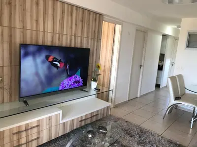 Uma televisão e/ou sistema de entretenimento em Apartamento condomínio Bech Village Fortaleza