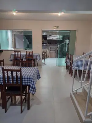 Um restaurante ou outro lugar para comer em Pousada Centro e Praia
