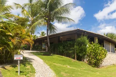 Um jardim no exterior de Hotel Villaggio Tudo Bom