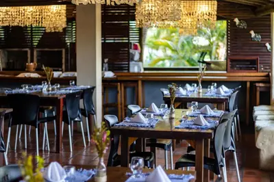 Um restaurante ou outro lugar para comer em Hotel Villaggio Tudo Bom