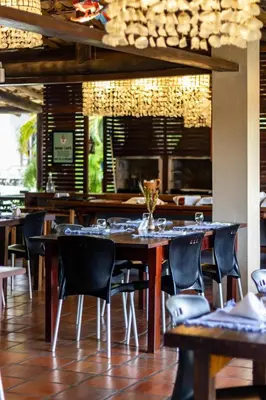 Um restaurante ou outro lugar para comer em Hotel Villaggio Tudo Bom