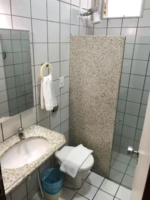 Uma casa de banho em Aldeota Praia Hotel