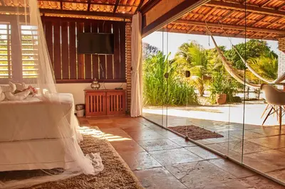 Um jardim no exterior de Refugios Parajuru - Chalet la Garagem