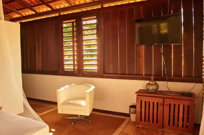 Uma televisão e/ou sistema de entretenimento em Refugios Parajuru - Chalet la Garagem