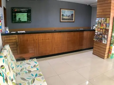 A área de receção ou átrio de Abrolhos Praia Hotel