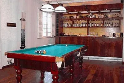 Uma mesa de bilhar em Bouganville Hotel