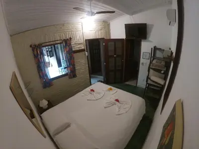 Uma televisão e/ou sistema de entretenimento em Pousada Ibirapuera