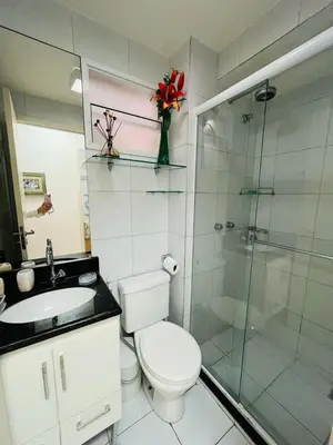 Uma casa de banho em Cond. Beach Village Residence 1