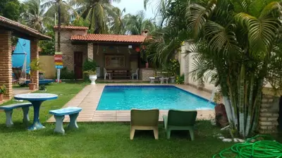 A piscina em ou perto de casa na praia de guajiru