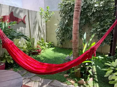 Um jardim no exterior de Pousada Atlantis