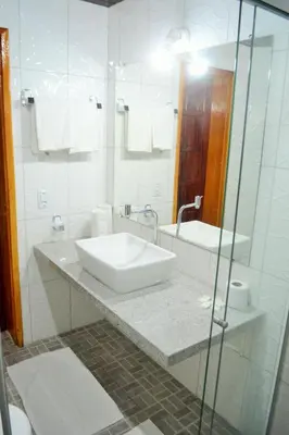 Uma casa de banho em Hotel Americas