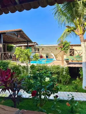 Um jardim no exterior de Pousada da Renata