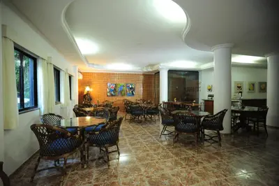 Uma área de estar em Ideal Praia Hotel