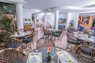 Um restaurante ou outro lugar para comer em Ideal Praia Hotel