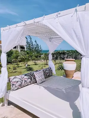 Um jardim no exterior de Villa Pinolo by Kabana