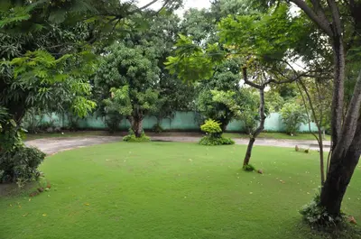 Um jardim no exterior de Palace Fortaleza Centro de Eventos motel