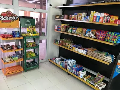 Um supermercado ou outras lojas no apartamento ou nas proximidades