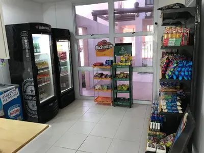 Um supermercado ou outras lojas no apartamento ou nas proximidades
