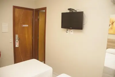 Uma televisão e/ou sistema de entretenimento em Hotel Três Caravelas
