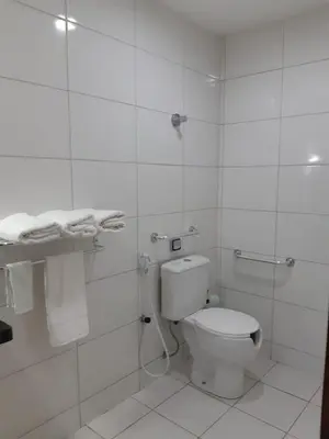 Uma casa de banho em Hotel Três Caravelas