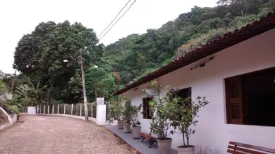 Um jardim no exterior de Estancia Vale das Flores