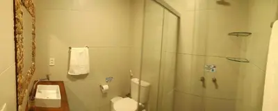 Uma casa de banho em Villa Bianca Suítes