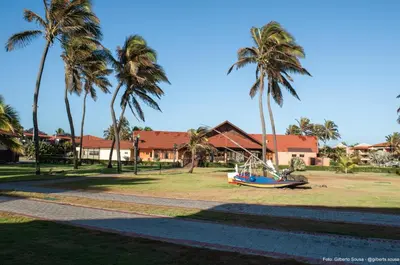 Um jardim no exterior de Apto Aquaville Resort