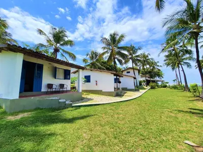 Um jardim no exterior de Pousada Les Alizes