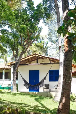 Um jardim no exterior de Pousada Les Alizes