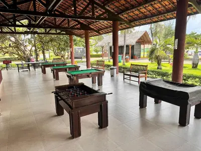 Um restaurante ou outro lugar para comer em Aquaville, pé-na-areia, lazer, 900m do Beach Park