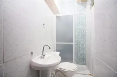 Uma casa de banho em Pousada Fortaleza Aeroporto House