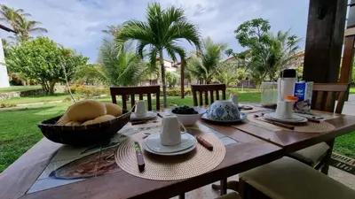 Um jardim no exterior de Apt no Taiba Beach Resort